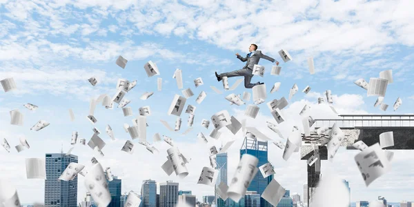 Cityscape arka planda, 3d render ile zorlukların üstesinden sembolü olarak beton köprü kağıt belgeleri uçan ile gap üstünden atlayarak işadamı