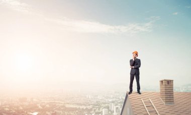 Çatıda duran mühendisi