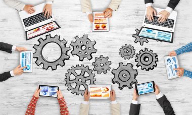 Bir grup insan elinde aygıtlarla