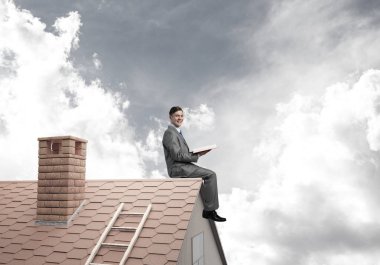 Üst yapı üzerinde oturan genç işadamı
