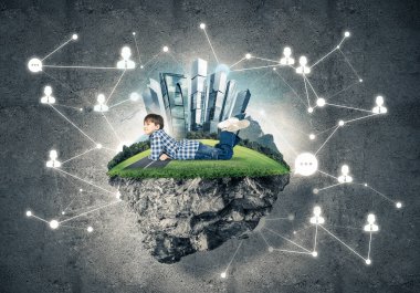 yüzen ada ve mutlu çocuk