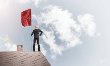 evin çatısında duran işadamı