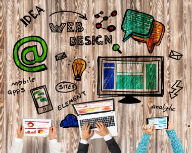 Bir grup insan elinde aygıtlarla 