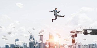 Cityscape arka planda, 3d render ile zorlukların üstesinden sembolü olarak beton köprü kağıt uçak uçan ile gap üstünden atlayarak işadamı 
