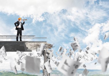 Genç takım elbise ve kask mühendisi