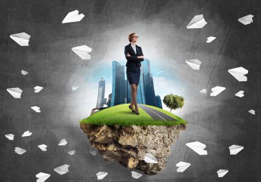 Yeşil yüzen ada üzerinde duran işkadını