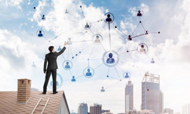 adam çatıda sırt ile ayakta 