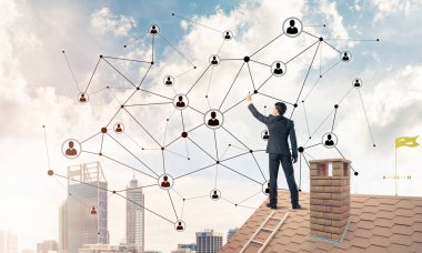 adam çatıda sırt ile ayakta 