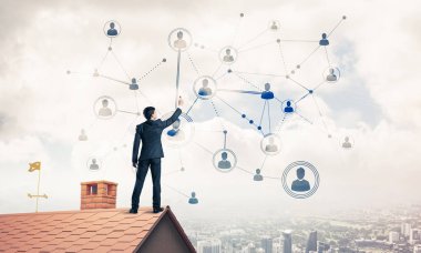 adam çatıda sırt ile ayakta 