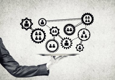 Garson eliyle gümüş tabak dolusu sosyal medya iletişim simgeleri, net bağlantı kavramı holding beyaz eldiven 