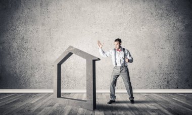 Kararlı iş adamı yumruğunun beton figüründen kurtulacak.