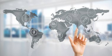 Kadın eli tıp konseptiyle medya ekranının simgesine dokunuyor