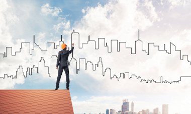 Mühendis adam evin çatısında ayakta 