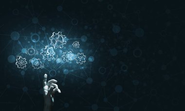 Koyu arka plan üzerinde parlayan dişli mekanizması, parmakla işaret eden işadamı el kapatın 