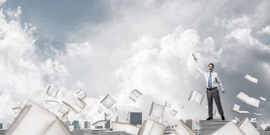 Clear sky kitaplarla arka plan üzerinde uçan arasında duran el kitabı ile uydurarak iş adamı. Karışık teknik.