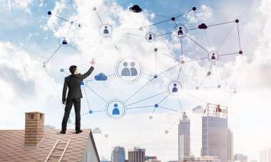 adam çatıda sırt ile ayakta 