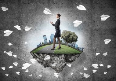 Yeşil yüzen ada üzerinde duran işkadını