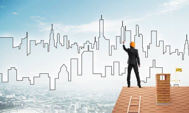 Mühendis adam evin çatısında ayakta 