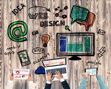 Bir grup insan elinde aygıtlarla 