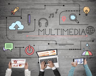 Bir grup insan elinde aygıtlarla 