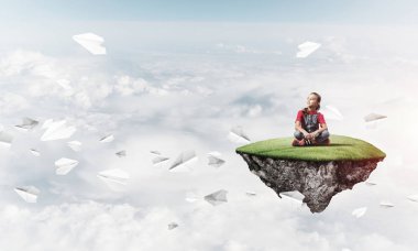 sevimli gülümseyen kız  