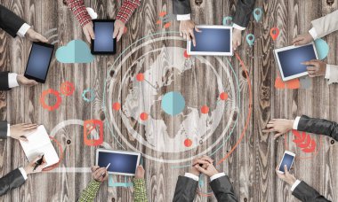 Bir grup insan elinde aygıtlarla