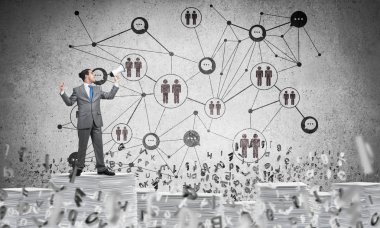 Megafon ile ayakta işadamı.