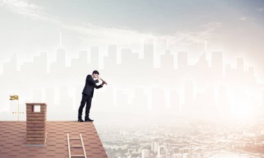 adam çatıda spyglass içinde arıyorum