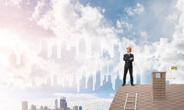 Çatıda duran mühendisi