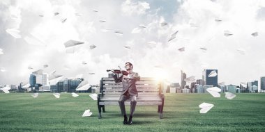 Genç adam takım elbise ve gözlük