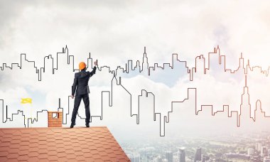 Mühendis adam evin çatısında ayakta 