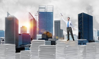 Süre cityscape belgelerle kağıt yığını üzerinde duran ve arka plan üzerinde güneş ışığı el kitabı ile uydurarak iş adamı. Karışık teknik.