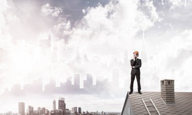 Çatıda duran mühendisi