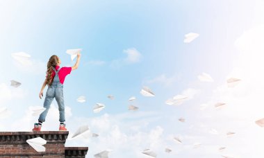 Mutlu sevimli kız bina 