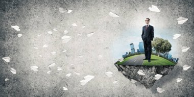 Yeşil yüzen ada üzerinde duran işadamı