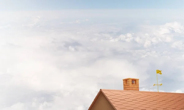 Kahverengi Tuğla Çatı Baca Mavi Gökyüzü Arka Plan Ile Karışık — Stok fotoğraf