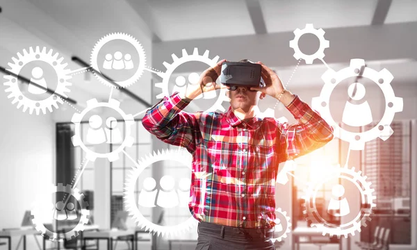 Homme avec casque de réalité virtuelle — Photo