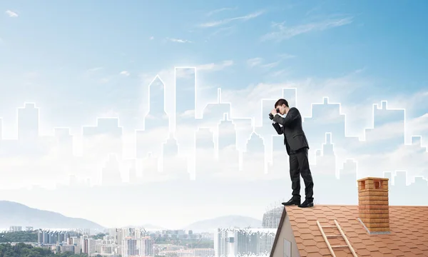 Бизнесмен стоит на крыше и смотрит в бинокль. Смешанные медиа — стоковое фото