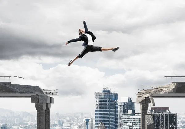 İş kadını boşluğu atlama — Stok fotoğraf