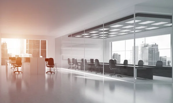 Design de interiores de escritório na cor do whire e raios de luz da janela — Fotografia de Stock