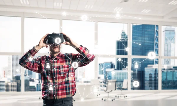 Man met virtual reality headset — Stockfoto