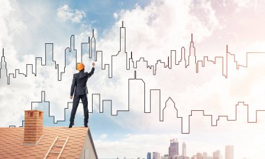 Mühendis adam evin çatısında ayakta 