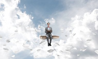 komik adam kırmızı gözlük