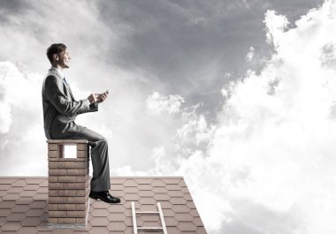 evde oturan işadamı 