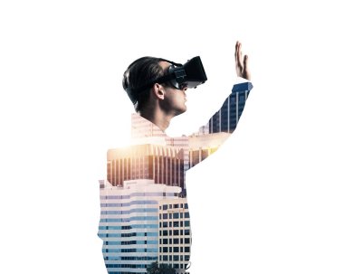 Sanal gerçeklik kulaklığı olan adam. 