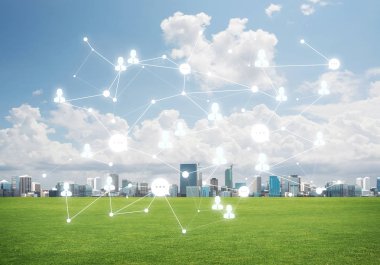 Yeşil çim ve ekranda sosyal bağlantı kavramı ile modern cityscape