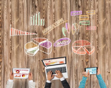 Bir grup insan elinde aygıtlarla 