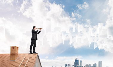 adam çatıda spyglass içinde arıyorum