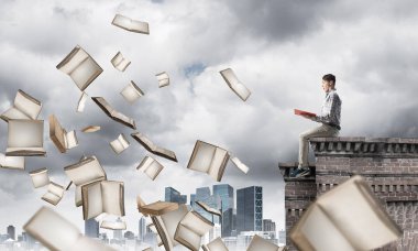 Genç Eller kırmızı kitap ile kenar binasında oturan adam şok