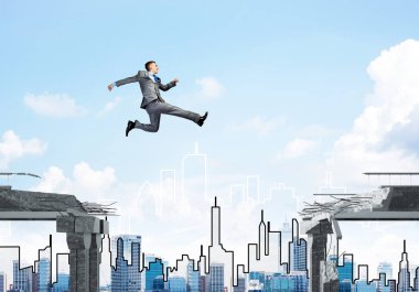 Cityscape arka planda, 3d render ile zorlukların üstesinden sembolü olarak beton köprü boşluğu üstünden atlayarak işadamı
